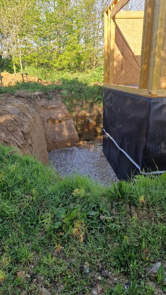 pose des  premiers murs sur conteneurs